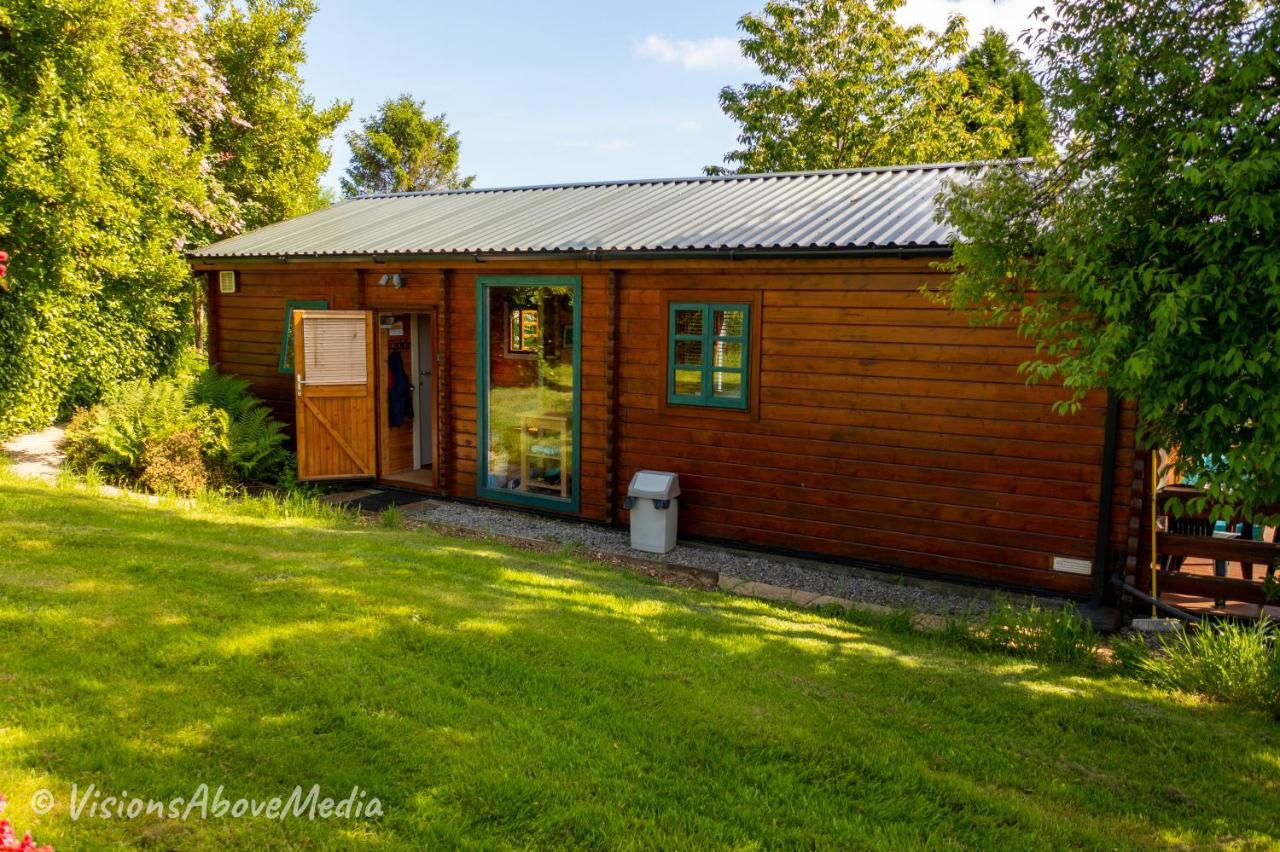 Tudor Lodge With Pool & Bbq Cabin Liskeard Exterior photo